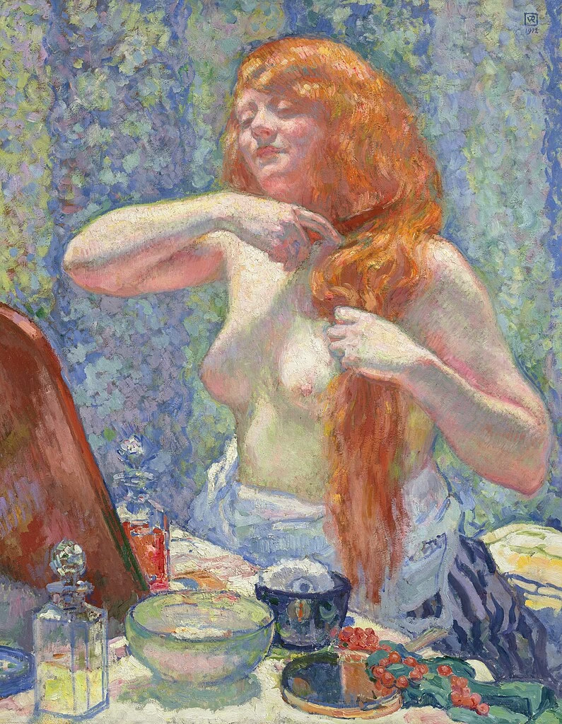 Donna che si pettina
